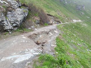 La strada prima dei lavori di ripristino La strada prima dei lavori di ripristino
