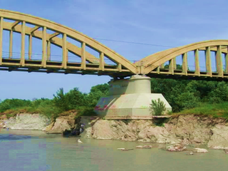 Pilastri di ponte scalzati lungo il Tanaro Pilastri di ponte scalzati lungo il Tanaro