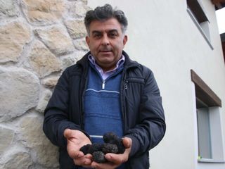 Franco con alcuni esemplari di tartufo nero uncinato