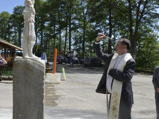 La benedizione della statua da parte del vescovo