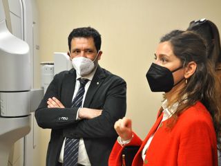 A destra la dottoressa Alessia Reali: saluzzese, da cinque anni in forza al Santa Croce, farà parte del team di medici e tecnici della nuova radioterapia langarola