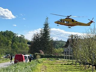 Sull'asfalto i segni della frenata tentata dal conducente