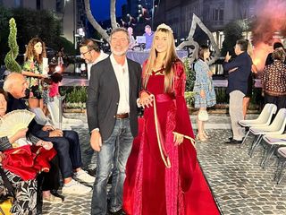 Valentina Nastasi coi colori dei Musici e Sbandieratori della Città di Alba Valentina Nastasi coi colori dei Musici e Sbandieratori della Città di Alba