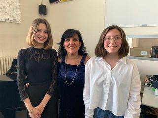 Viola Cora e Ginevra Anghilante con la prof Giordana