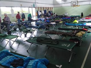 Accampamento in una palestra di Udine Accampamento in una palestra di Udine