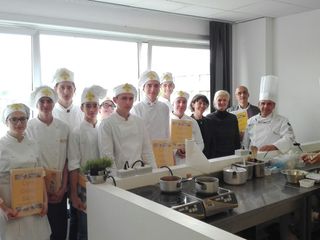 I ragazzi dell'APRO con lo chef Acquaroli (Primo a destra) al lavoro