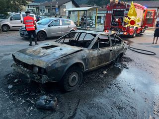 Quel che resta dell'auto dopo l'incendio