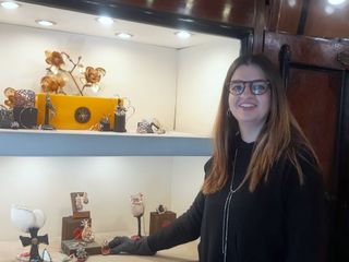 Alessandra Bonada nella sua gioielleria l'Albero delle Gioie