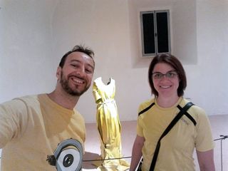 Saluzzo, Marco Jorio e Carla, in dress giallo accanto all'opera di Bolla "Vestito Giallo" alla Castiglia Saluzzo, Marco Jorio e Carla, in dress giallo accanto all'opera di Bolla "Vestito Giallo" alla Castiglia