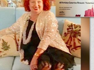 Saluzzo, Caterina Rinaudo Carone con la nipotina, accanto all'opera di Bolla "Vestito Giallo" Saluzzo, Caterina Rinaudo Carone con la nipotina, accanto all'opera di Bolla "Vestito Giallo"