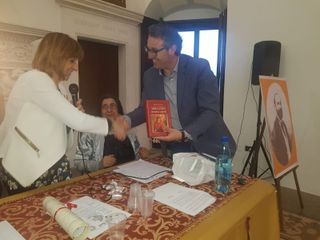 Carovigno Maria Grazia Colombari e il sindaco di Carovigno Massimo Lanzillotti Carovigno Maria Grazia Colombari e il sindaco di Carovigno Massimo Lanzillotti