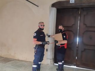 La precedente distribuzione delle mascherine del Comune da parte dei volontari ANC