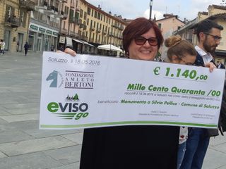 Saluzzo, Domenica Sorasio di eVISO mostra il simbolico assegno della cifra che contribuirà alla pulizia della statua di Pellico Saluzzo, Domenica Sorasio di eVISO mostra il simbolico assegno della cifra che contribuirà alla pulizia della statua di Pellico