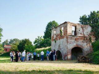 Consegna del contributo della Camminata eVISO-go alla Delegazione FAI Saluzzo, presso l'antica fonte in Vigna Ariaudo