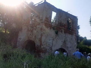 Consegna del contributo della Camminata eVISO-go alla Delegazione FAI Saluzzo, presso l'antica fonte in Vigna Ariaudo