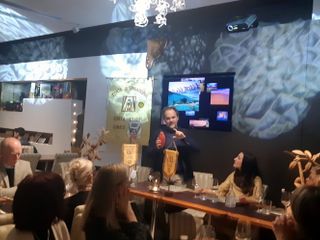 Gb Mantelli de marchio Venchi durante la relazione, Gb Mantelli de marchio Venchi durante la relazione,