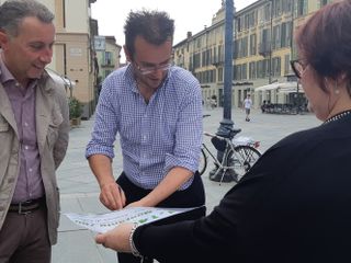 Saluzzo, Enrico Falda e Gianfranco Sorasio con il simbolico assegno della cifra che contribuirà alla pulizia della statua di Silvio Pellico Saluzzo, Enrico Falda e Gianfranco Sorasio con il simbolico assegno della cifra che contribuirà alla pulizia della statua di Silvio Pellico