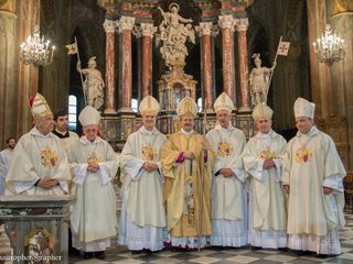 Saluzzo, Duomo: Monsignor Cristiano Bodo, il Cardinal Bertone, monsignor Guerrini, vescovi e vescovi emeriti della Provincia al Pontificale per i 25 anni di ordinazione sacerdotale di Bodo