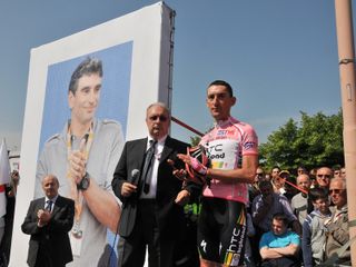 8 maggio 2011: la tappa Alba-Parma del Giro d'Italia parte dallo stabilimento Ferrero, omaggio all'industriale scomparso pochi giorni prima in Sudafrica