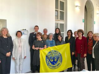Cuneo: scoprimento della targa Soroptimist alla Biblioteca 0-18