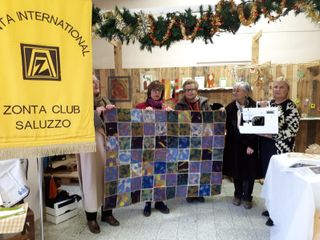 La consegna della macchina da cucire e del tessuto da parte i Zonta Saluzzo al Centro diurno Le Nuvole per il progetto Beeh Behh Bag