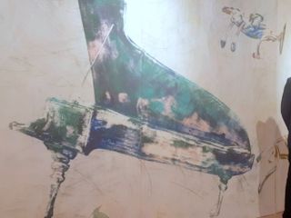 Saluzzo - Castiglia - Piero Bolla accanto all'opera “Stanza di John Cage"