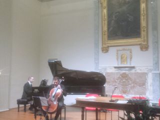 Saluzzo, sala Verdi Apm, Lamberto Curtoni autore delle musiche di The Broken Key, al violoncello Saluzzo, sala Verdi Apm, Lamberto Curtoni autore delle musiche di The Broken Key, al violoncello