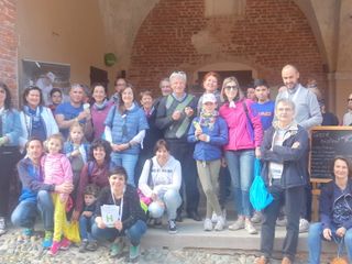 Saluzzo, foto di gruppo in un momento della passeggiata eViso go