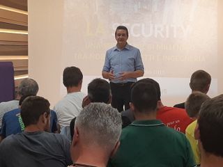Saluzzo, l'ingegner Mario Brignolo durante il corso sul tema Security al cenacolo di suor Elvira