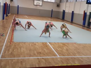 Saluzzo, performance delle giovani atlete della Ginnastica Libertas Saluzzo nella palestra Mazzini