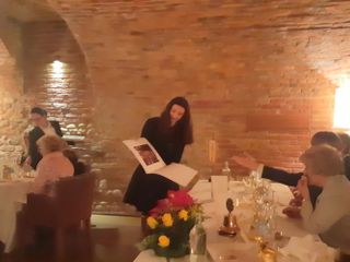 La presidente Zonta Cuneo Lucia Costa Giani, mostra il dono del sindaco La presidente Zonta Cuneo Lucia Costa Giani, mostra il dono del sindaco