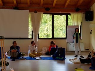 La psicologa Patrizia Mauro durante un suo seminario