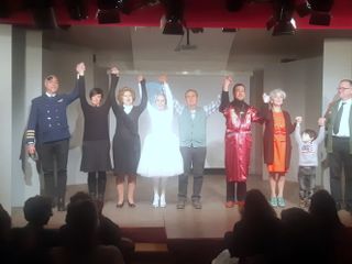Applauso finale al cast della Compagnia La Scossa a fine rappresentazione de Il Cappotto