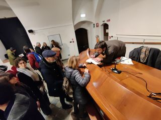 Carlo Greppi al firma copie del suo libro in sala barbero - marzo 2023 Carlo Greppi al firma copie del suo libro in sala barbero - marzo 2023