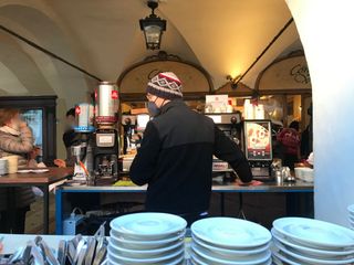 Il bancone sotto i portici di via Roma Il bancone sotto i portici di via Roma