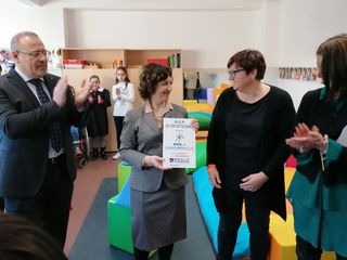 Da sinistra, il consigliere Crc Beppe Artuffo, il dirigente scolastico Wilma Proglio e Danila Borio, dell'associazione AMA.Le