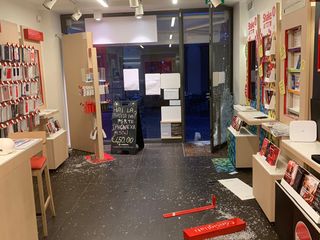 Gli interni dell'esercizio, devastati dal passaggio del malvivente Gli interni dell'esercizio, devastati dal passaggio del malvivente