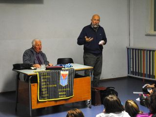 Con l'amico Beppe Fenocchio durante uno dei tanti incontri con le scuole in cui testimoniò le aberrazioni del nazismo