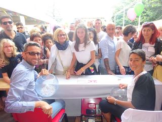 Don Gilberto Garrone benedice un gruppo di bambini