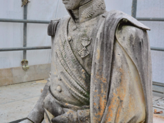 La statua prima dell'intervento