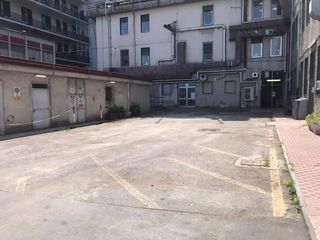Il cortile dell'ospedale finalmente vuoto