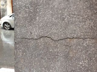 Una crepa in un pilastro di via Martiri