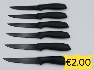 Set 6 coltelli da bistecca: Lame in acciaio e manici in plastica per un taglio perfetto. Lavabili in lavastoviglie Set 6 coltelli da bistecca: Lame in acciaio e manici in plastica per un taglio perfetto. Lavabili in lavastoviglie