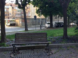 La panchina divelta nei giardini di corso Dante di fronte all'ex policlinico La panchina divelta nei giardini di corso Dante di fronte all'ex policlinico