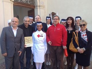 Il sindaco di Alba Maurizio Marello, il direttore sanitario CRI Alba Pier Giorgio Verri, Sorella Annalia Gallani delegata Area III Emergenza CRI Alba, il presidente CRI Alba Luigi Aloi e il presidente del quartiere Centro Storico Attilio Cammarata insieme ai volontari