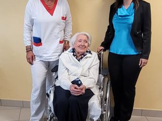 Pierina con il personale dell'Opera Pia e la direttrice Viola Balbo