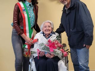 Pierina con il sindaco di Priola Laura Canavese e il vice Renzo Roberi