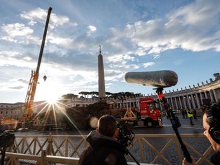 L'arrivo e la posa dell'abete in piazza San Pietro (Ph. Ansa Giupiemofoto)