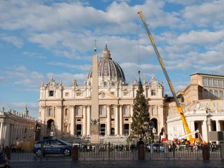 L'arrivo e la posa dell'abete in piazza San Pietro (Ph. Ansa Giupiemofoto)