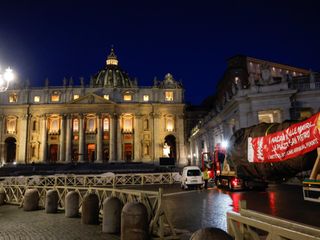 L'arrivo e la posa dell'abete in piazza San Pietro (Ph. Ansa Giupiemofoto)